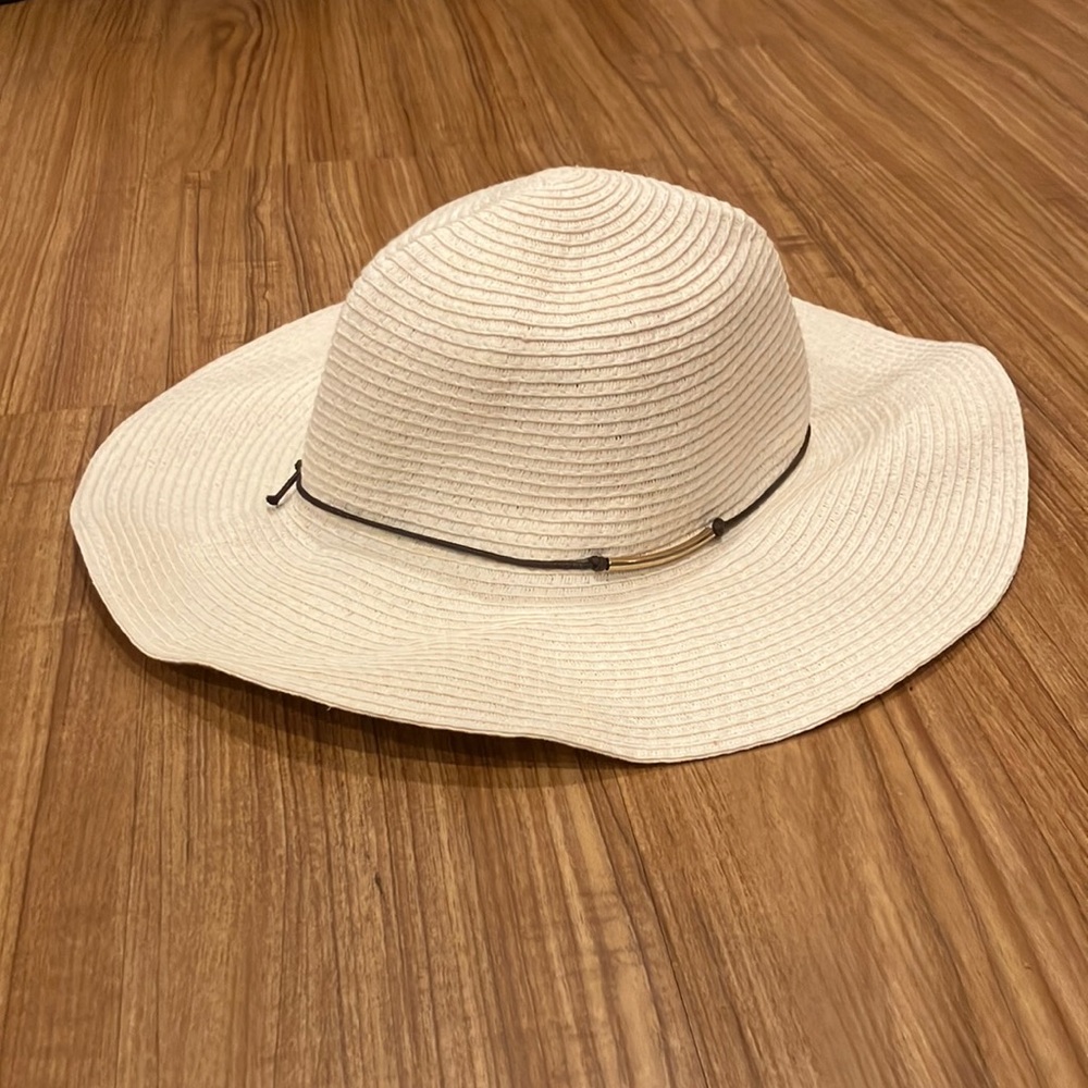 LIKE NEW Hat with leather+gold detail — 8”